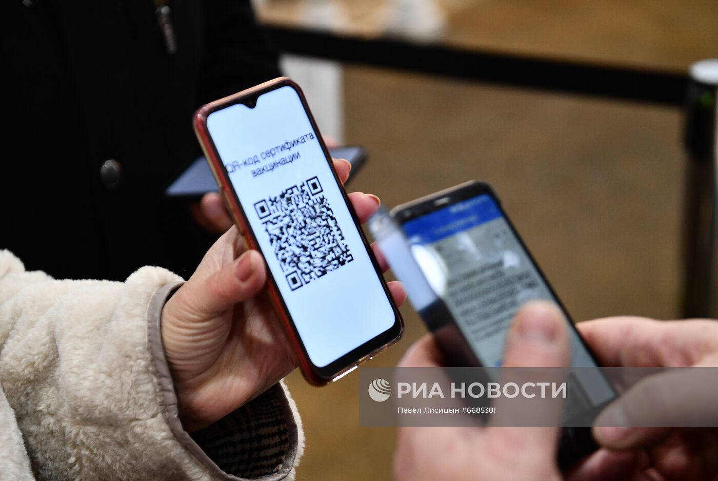 Проверка QR-кодов в ТЦ Екатеринбурга