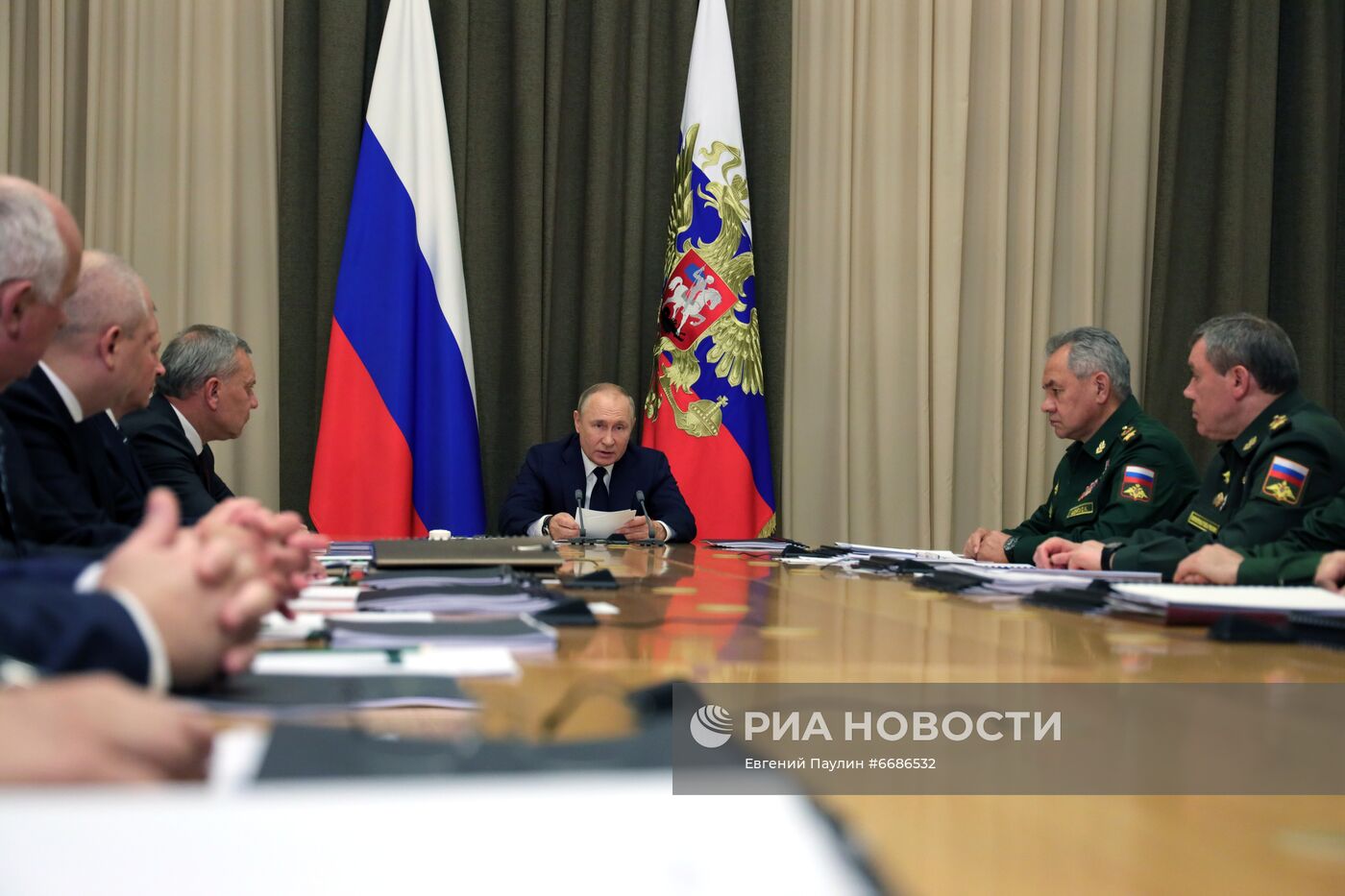 Президент РФ В. Путин провел совещание с руководством министерства обороны РФ и предприятий ОПК