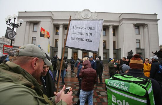 Акция в Киеве против ограничений в связи с коронавирусом