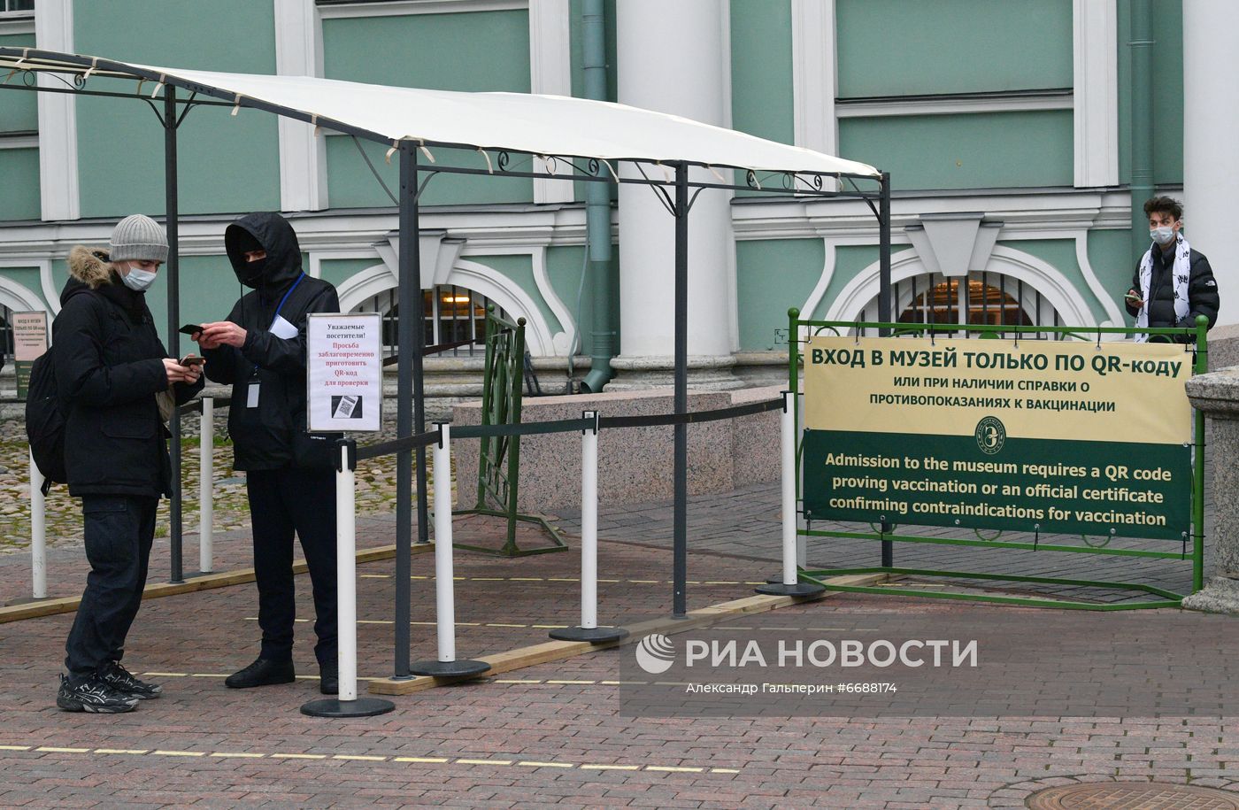 Эрмитаж начал работу по системе QR-кодов