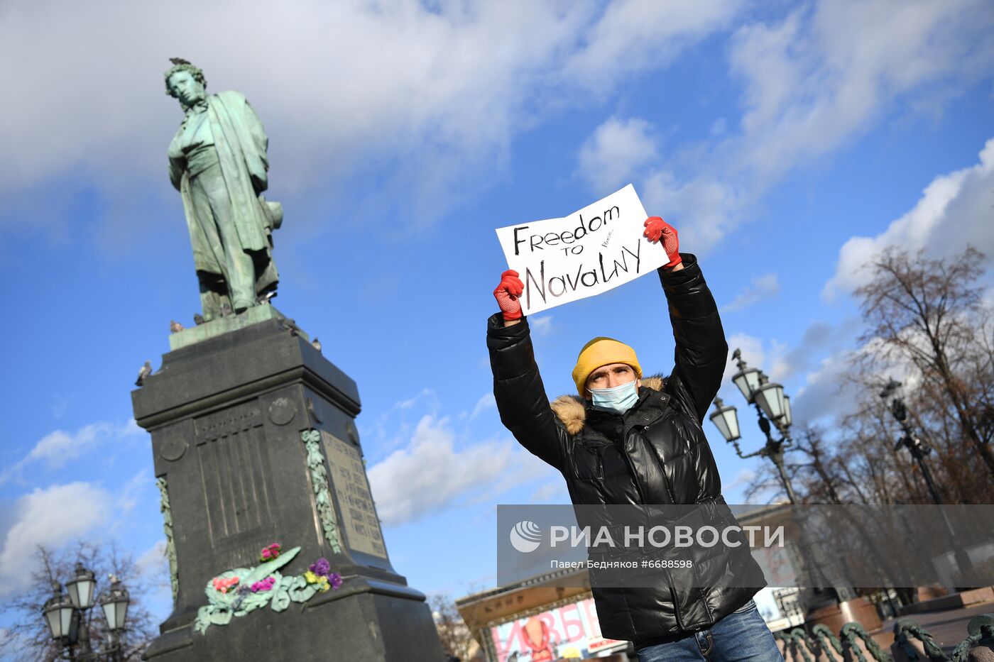 Полиция задержала людей, собиравшихся участвовать в несанкционированном "Русском марше" в Москве