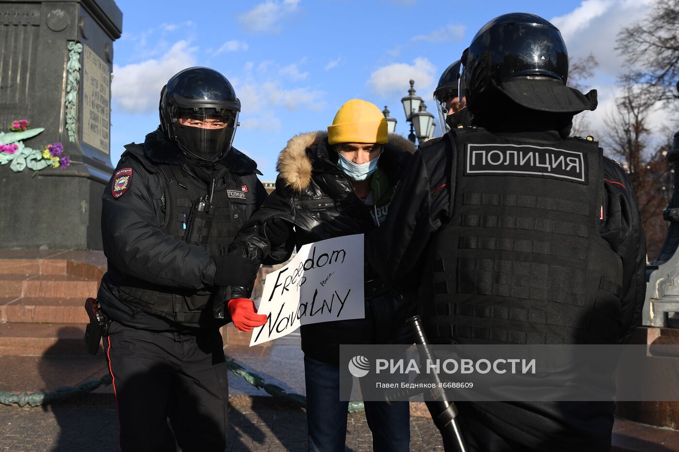 Полиция задержала людей, собиравшихся участвовать в несанкционированном "Русском марше" в Москве