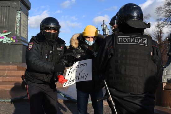 Полиция задержала людей, собиравшихся участвовать в несанкционированном "Русском марше" в Москве