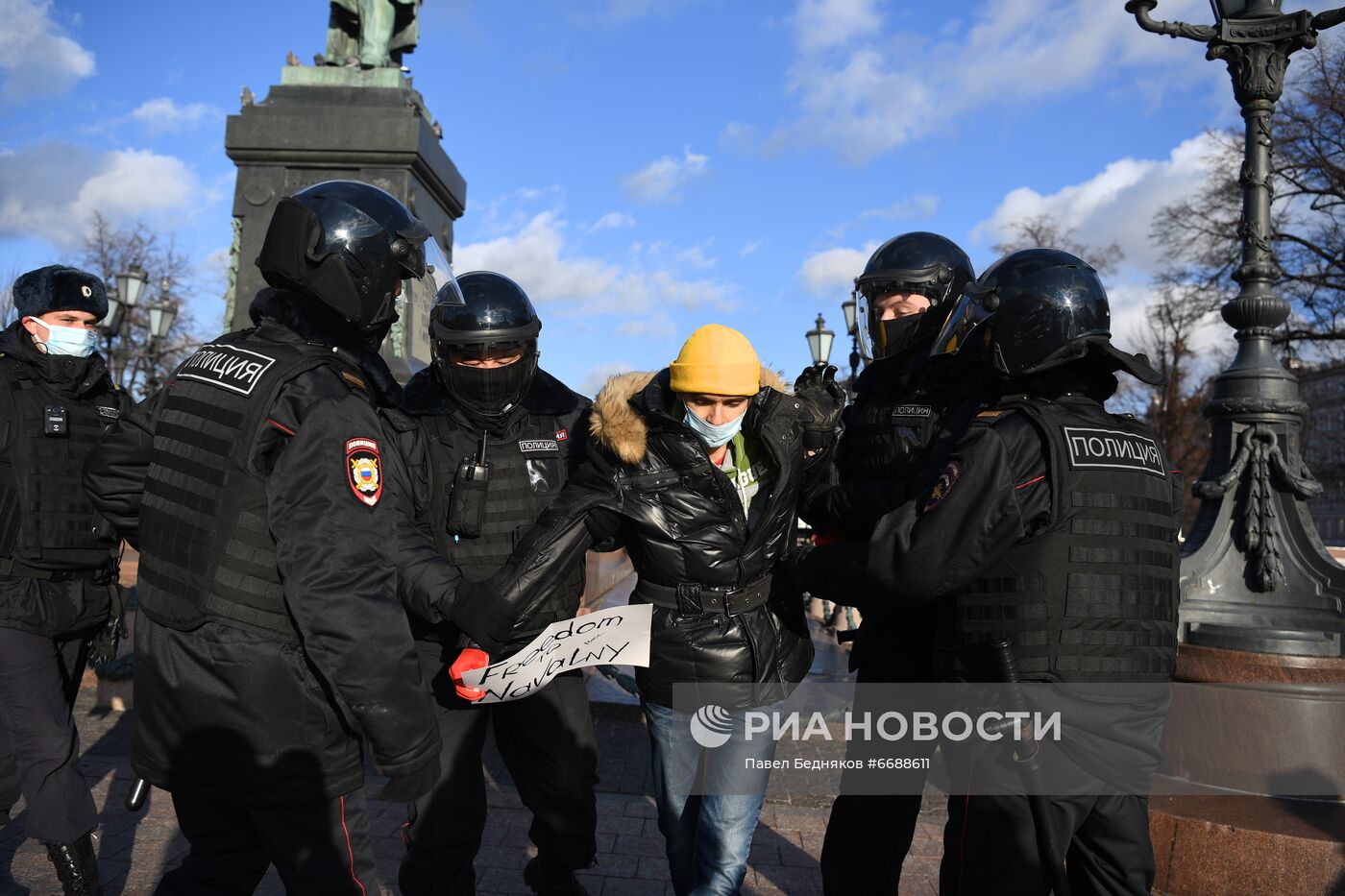 Полиция задержала людей, собиравшихся участвовать в несанкционированном "Русском марше" в Москве
