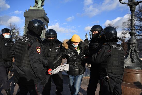 Полиция задержала людей, собиравшихся участвовать в несанкционированном "Русском марше" в Москве