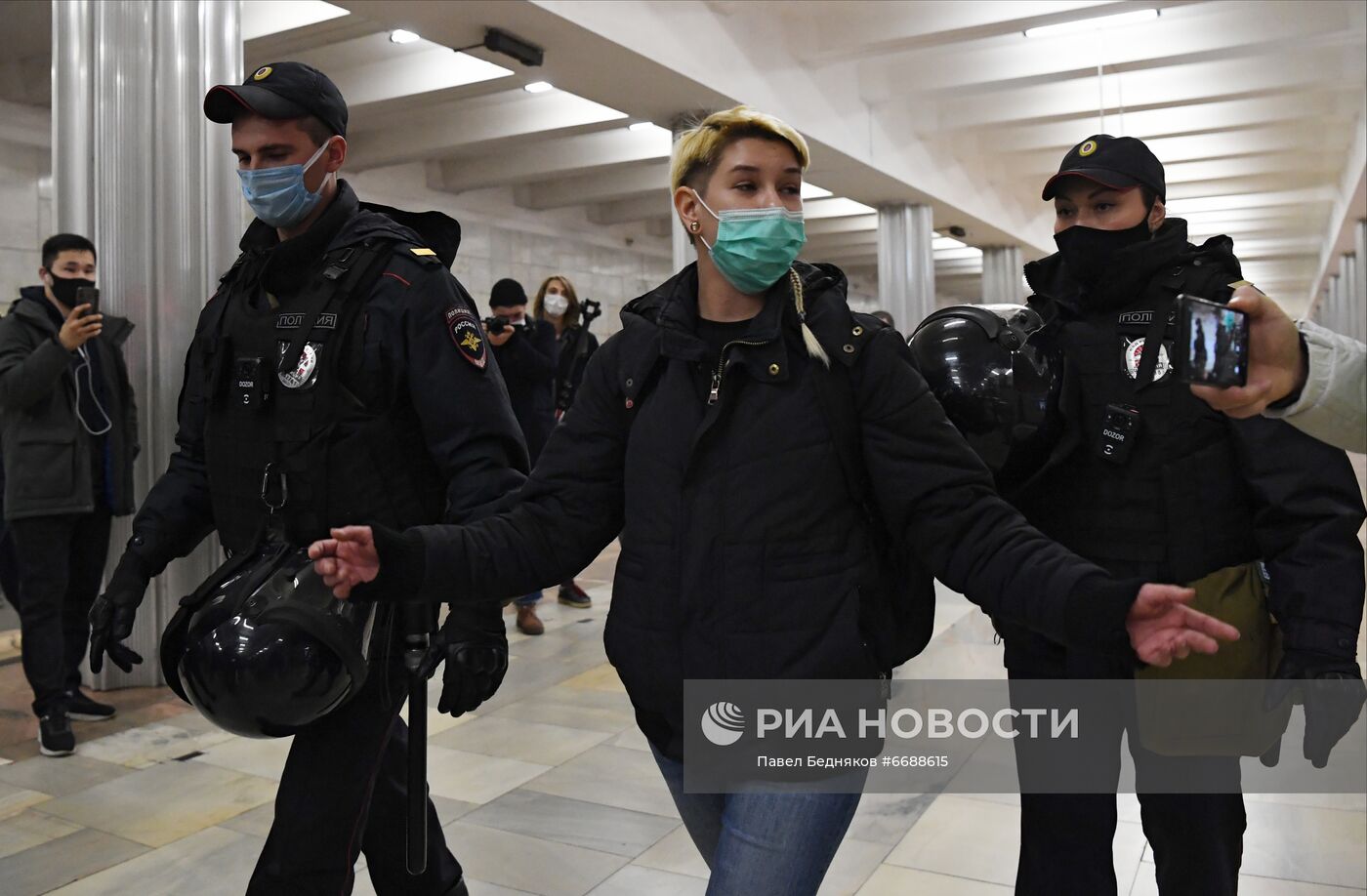 Полиция задержала людей, собиравшихся участвовать в несанкционированном "Русском марше" в Москве