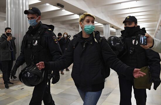 Полиция задержала людей, собиравшихся участвовать в несанкционированном "Русском марше" в Москве