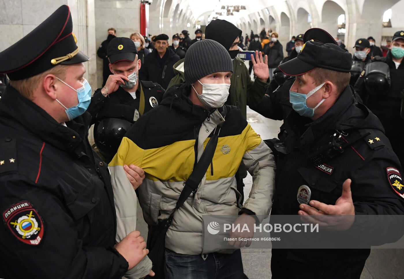 Полиция задержала людей, собиравшихся участвовать в несанкционированном "Русском марше" в Москве