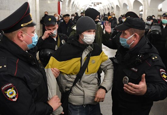 Полиция задержала людей, собиравшихся участвовать в несанкционированном "Русском марше" в Москве