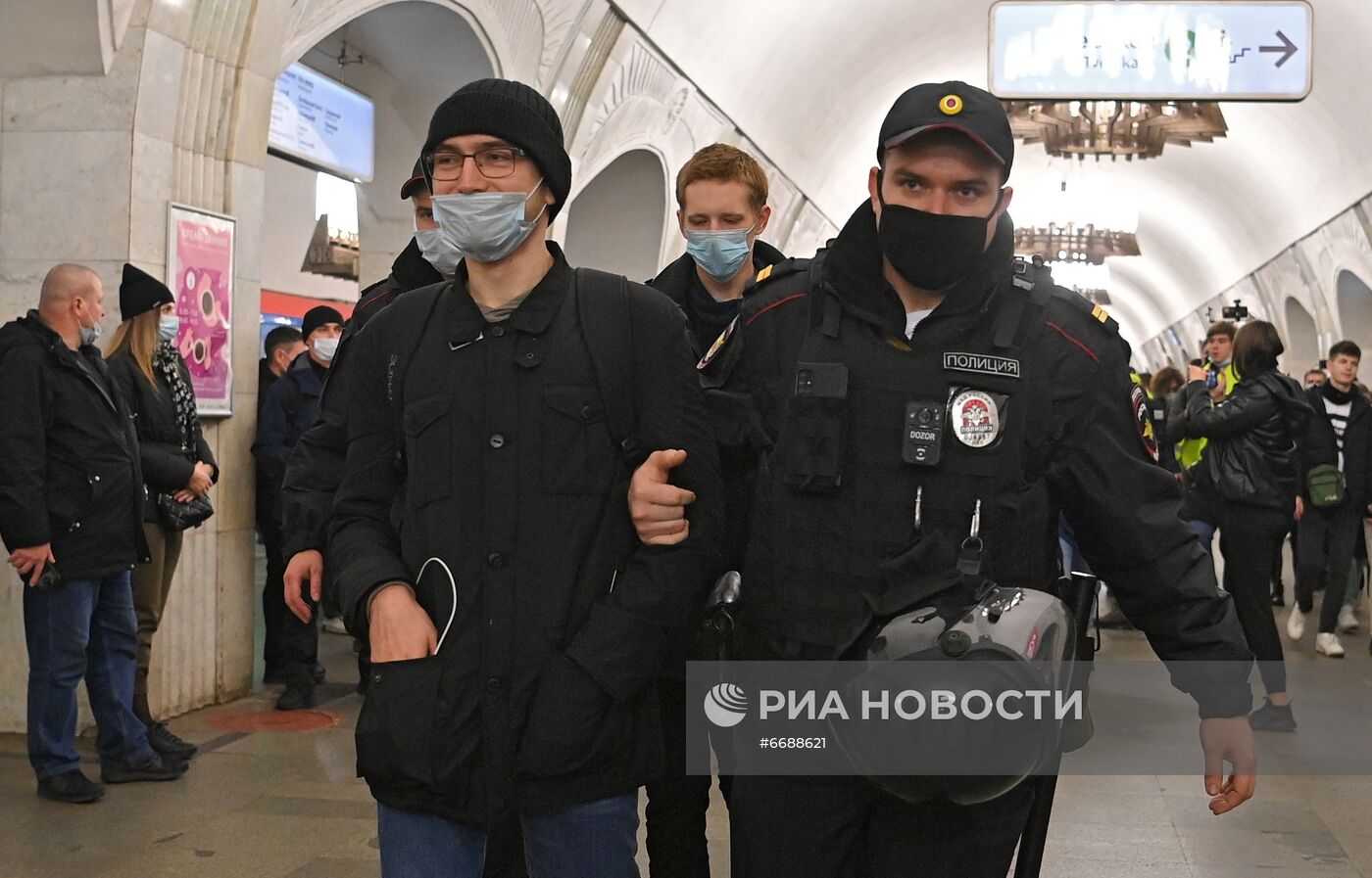 Полиция задержала людей, собиравшихся участвовать в несанкционированном "Русском марше" в Москве