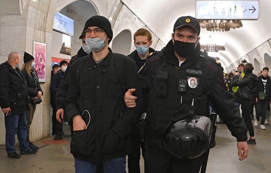 Полиция задержала людей, собиравшихся участвовать в несанкционированном "Русском марше" в Москве