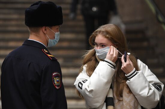 Рейд по соблюдению масочного режима в метрополитене 