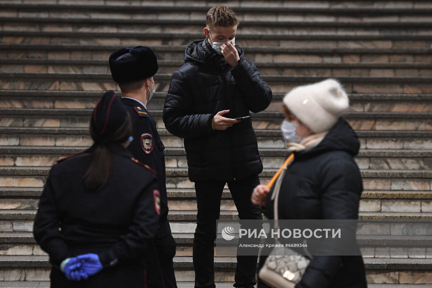 Рейд по соблюдению масочного режима в метрополитене 