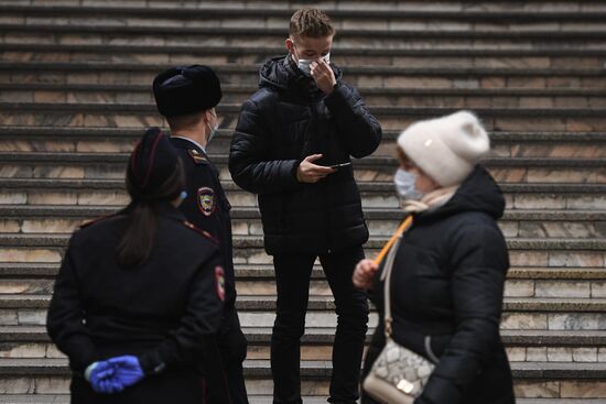Рейд по соблюдению масочного режима в метрополитене 
