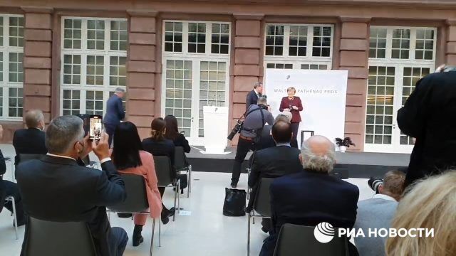 Меркель вручили медаль за выдающиеся заслуги в политике