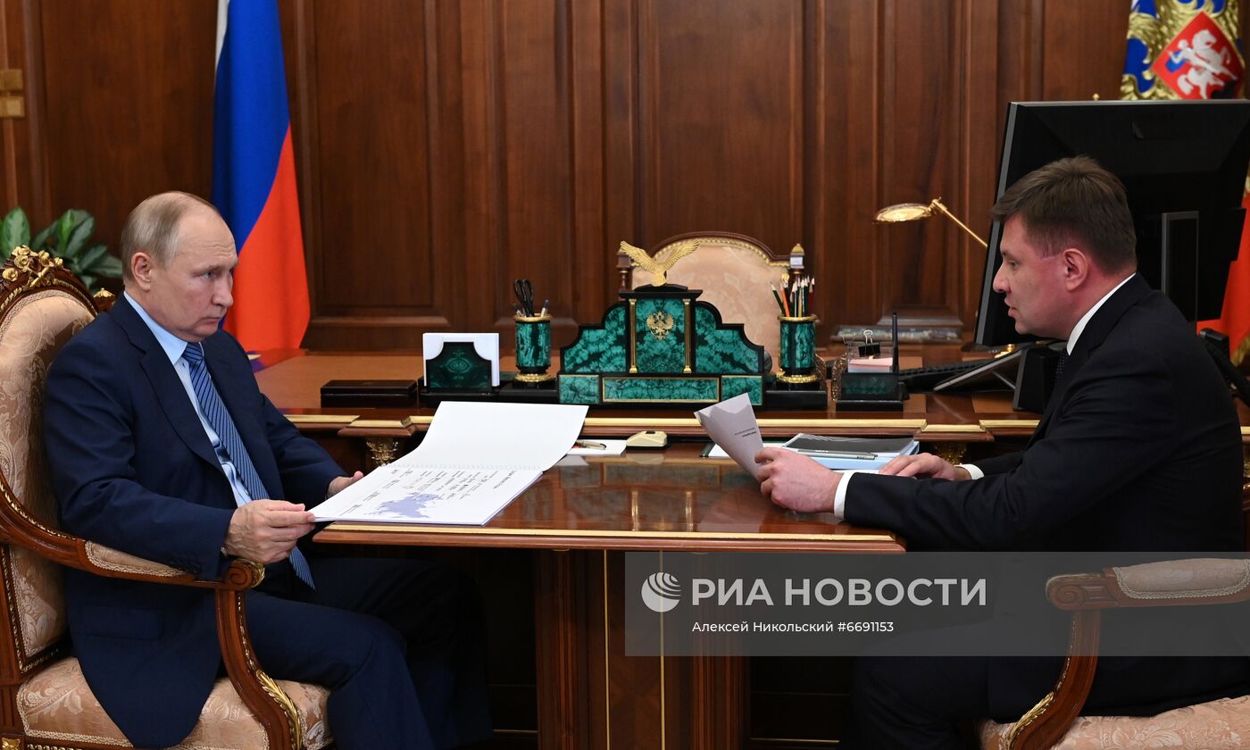 Рабочая встреча президента РФ В. Путина с генеральным директором холдинга "Вертолеты России" А. Богинским