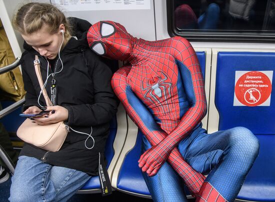 Блогер У. Бекмурзаев в метро в образе человека-паука 