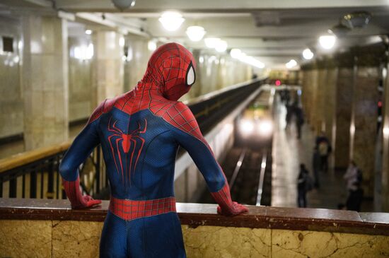 Блогер У. Бекмурзаев в метро в образе человека-паука 