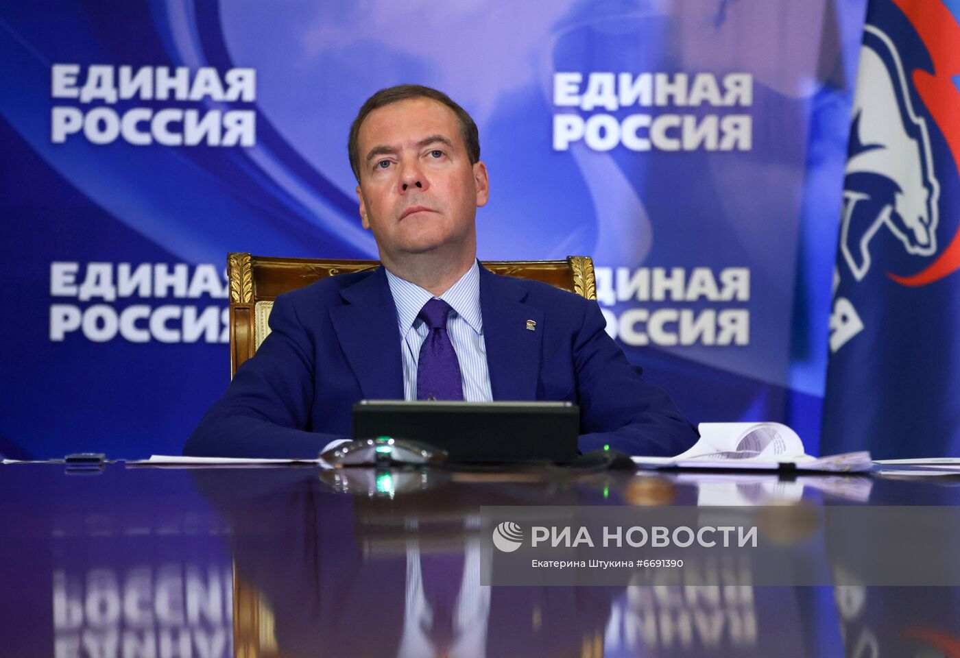 Председатель "Единой России" Д. Медведев провел совещание в Горках