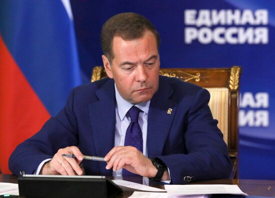 Председатель "Единой России" Д. Медведев провел совещание в Горках