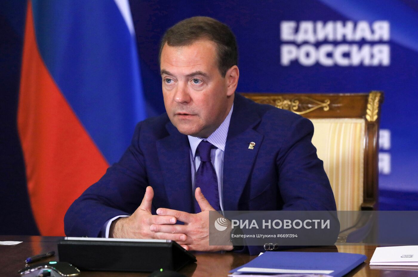 Председатель "Единой России" Д. Медведев провел совещание в Горках