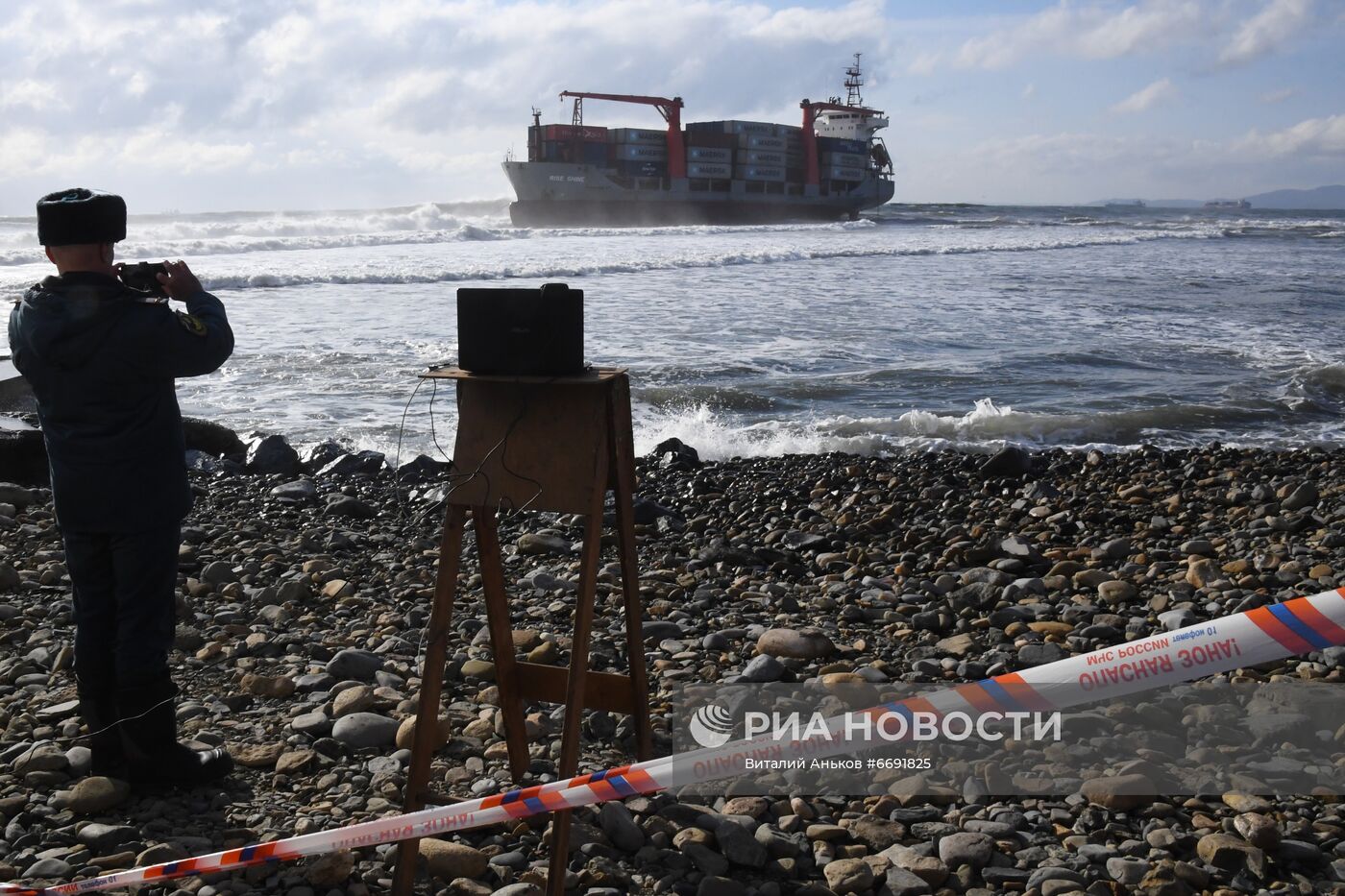 Контейнеровоз Rise Shine сел на мель в Приморье