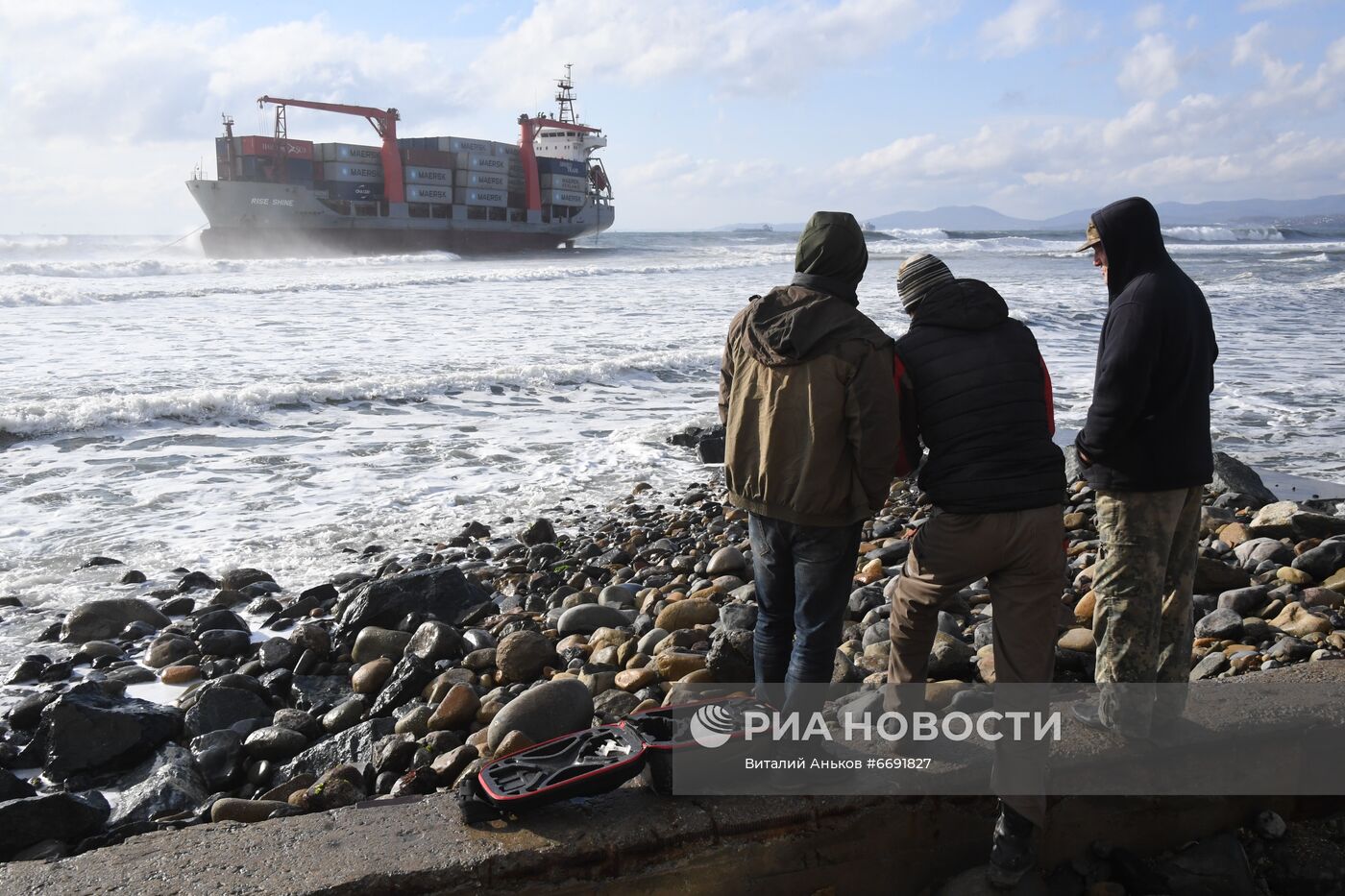 Контейнеровоз Rise Shine сел на мель в Приморье
