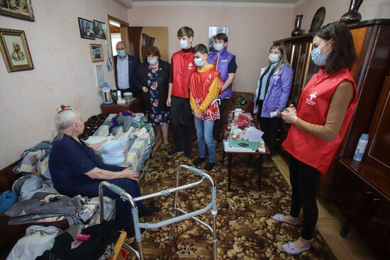 Работа волонтеров в рамках Всероссийкой акции "Мы вместе" в регионах России