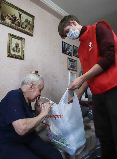 Работа волонтеров в рамках Всероссийкой акции "Мы вместе" в регионах России