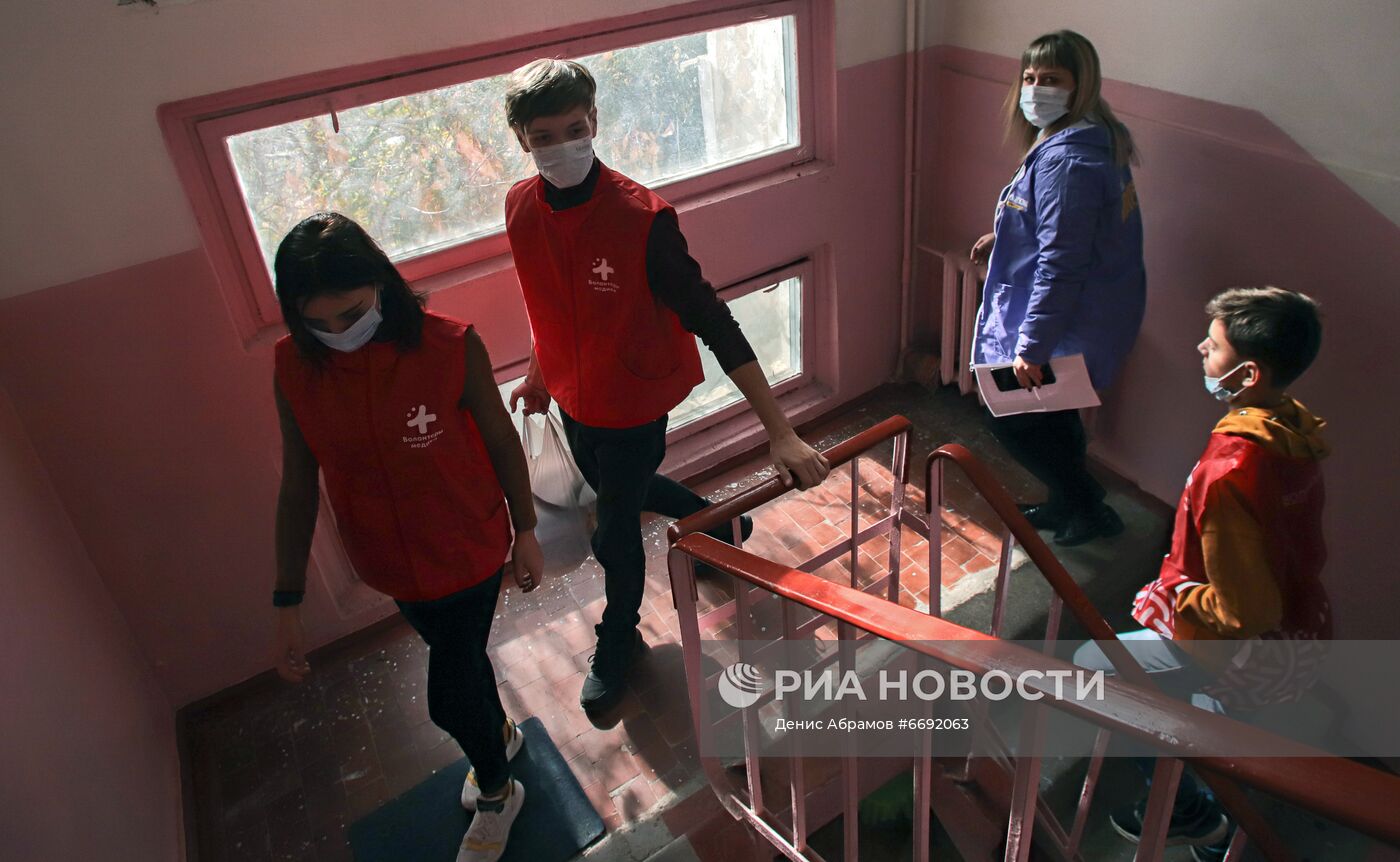 Работа волонтеров в рамках Всероссийкой акции "Мы вместе" в регионах России