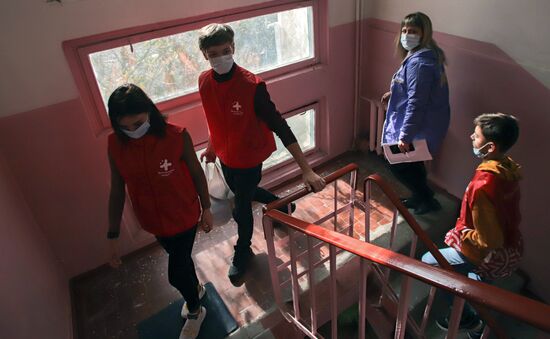 Работа волонтеров в рамках Всероссийкой акции "Мы вместе" в регионах России