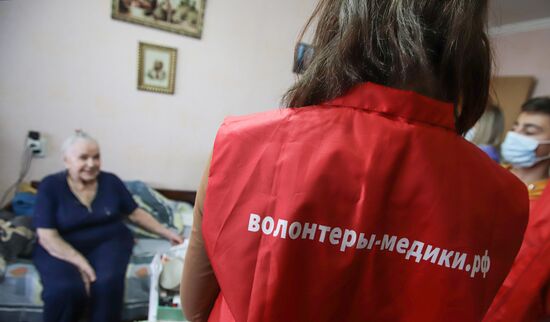 Работа волонтеров в рамках Всероссийкой акции "Мы вместе" в регионах России