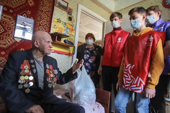 Работа волонтеров в рамках Всероссийкой акции "Мы вместе" в регионах России