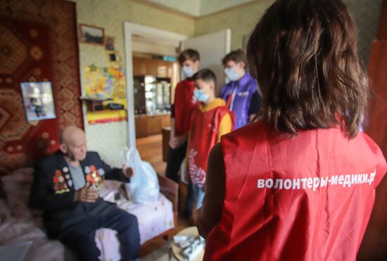 Работа волонтеров в рамках Всероссийкой акции "Мы вместе" в регионах России