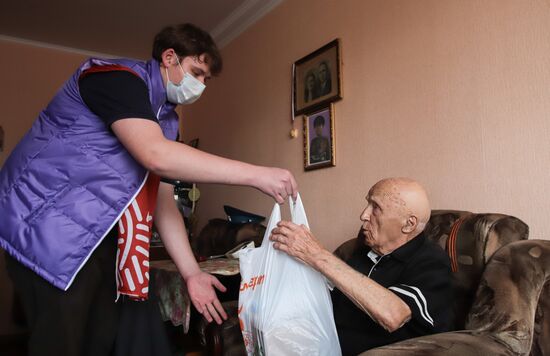 Работа волонтеров в рамках Всероссийкой акции "Мы вместе" в регионах России