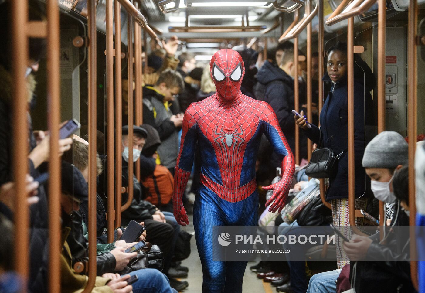 Блогер У. Бекмурзаев в метро в образе человека-паука