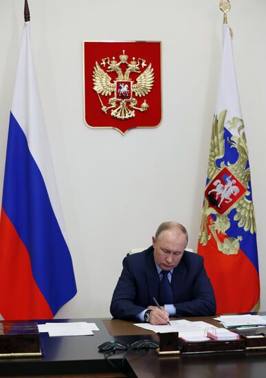 Президент РФ В. Путин провел совещание с членами правительства РФ