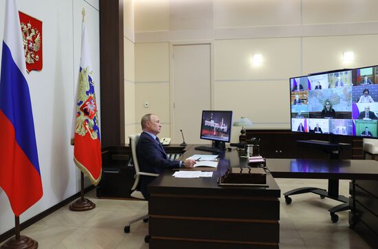 Президент РФ В. Путин провел совещание с членами правительства РФ