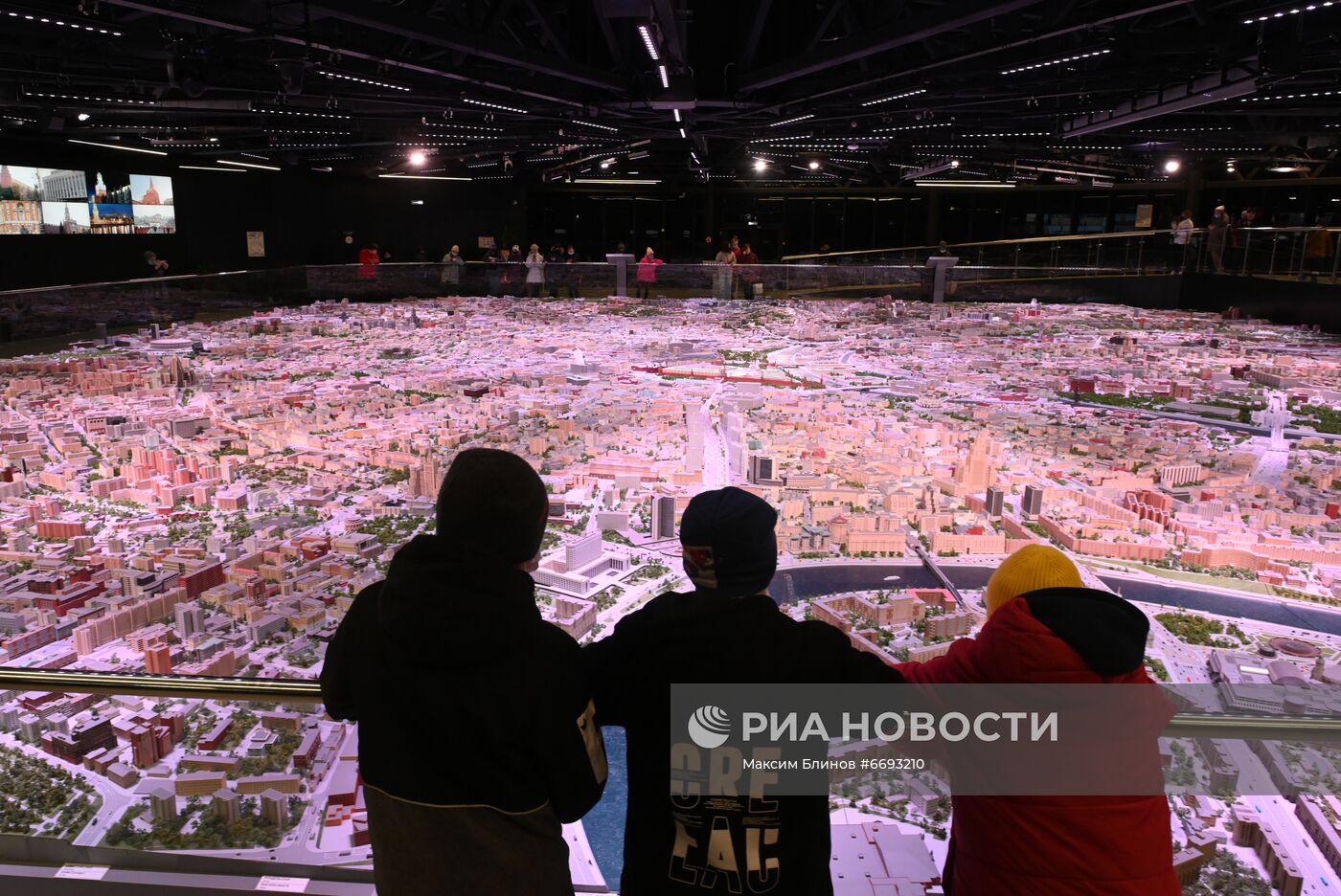 Светотехническое шоу "Главные архитекторы Москвы"