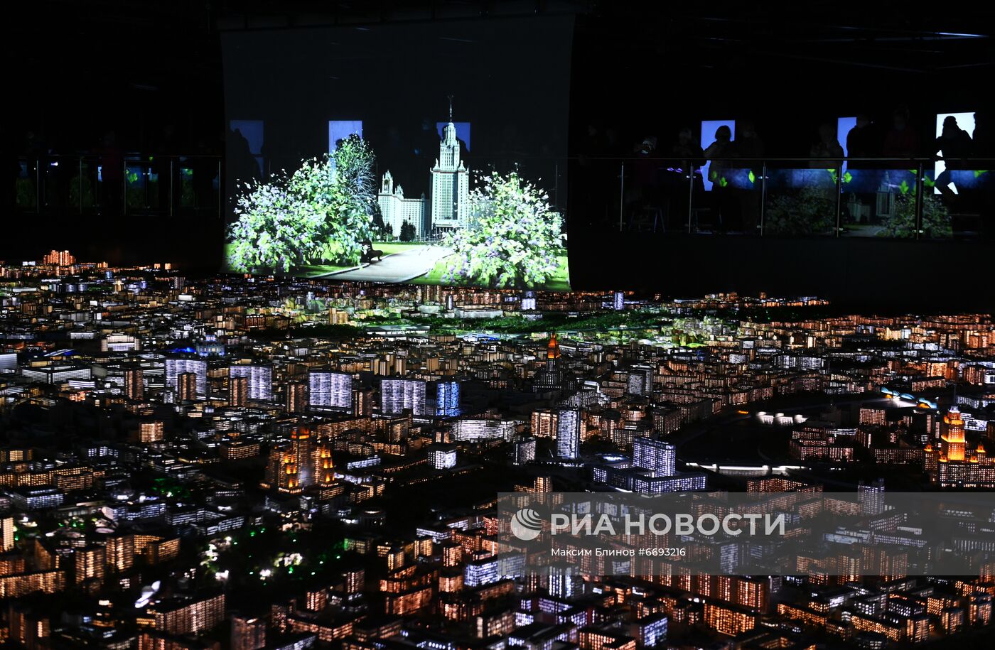 Светотехническое шоу "Главные архитекторы Москвы"