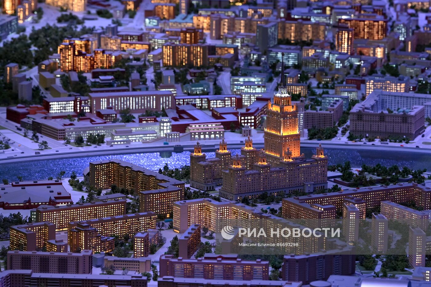Светотехническое шоу "Главные архитекторы Москвы"