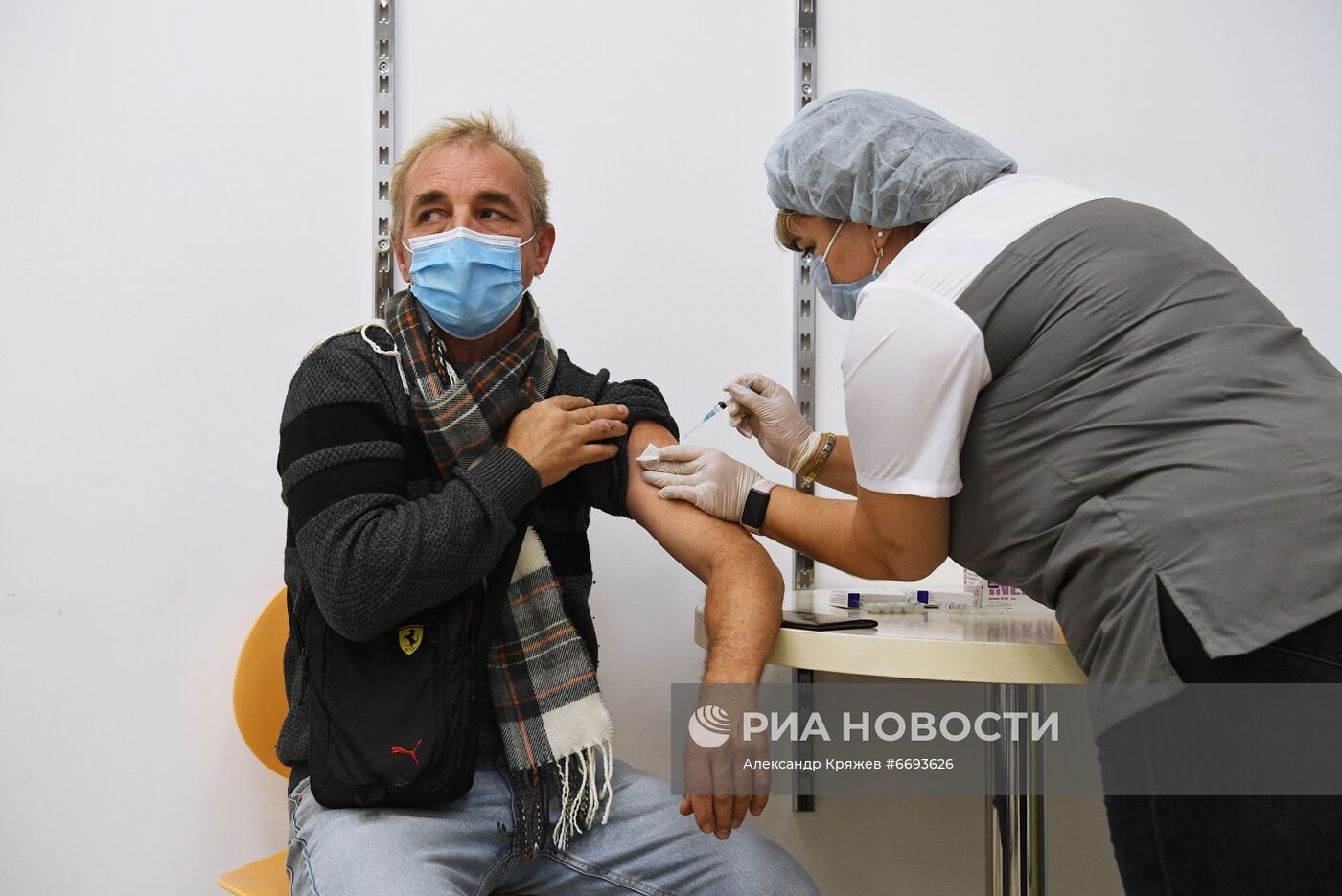 Пункт вакцинации в ТРЦ "Аура" в Новосибирске