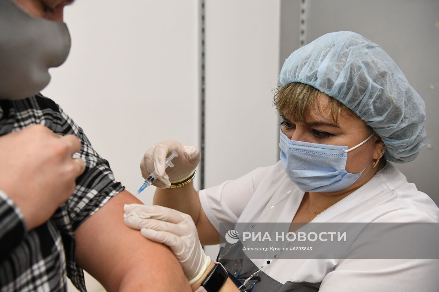 Пункт вакцинации в ТРЦ "Аура" в Новосибирске