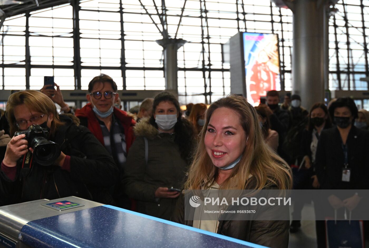 Встреча 50-миллионного пассажира авиакомпании "Победа" во Внуково