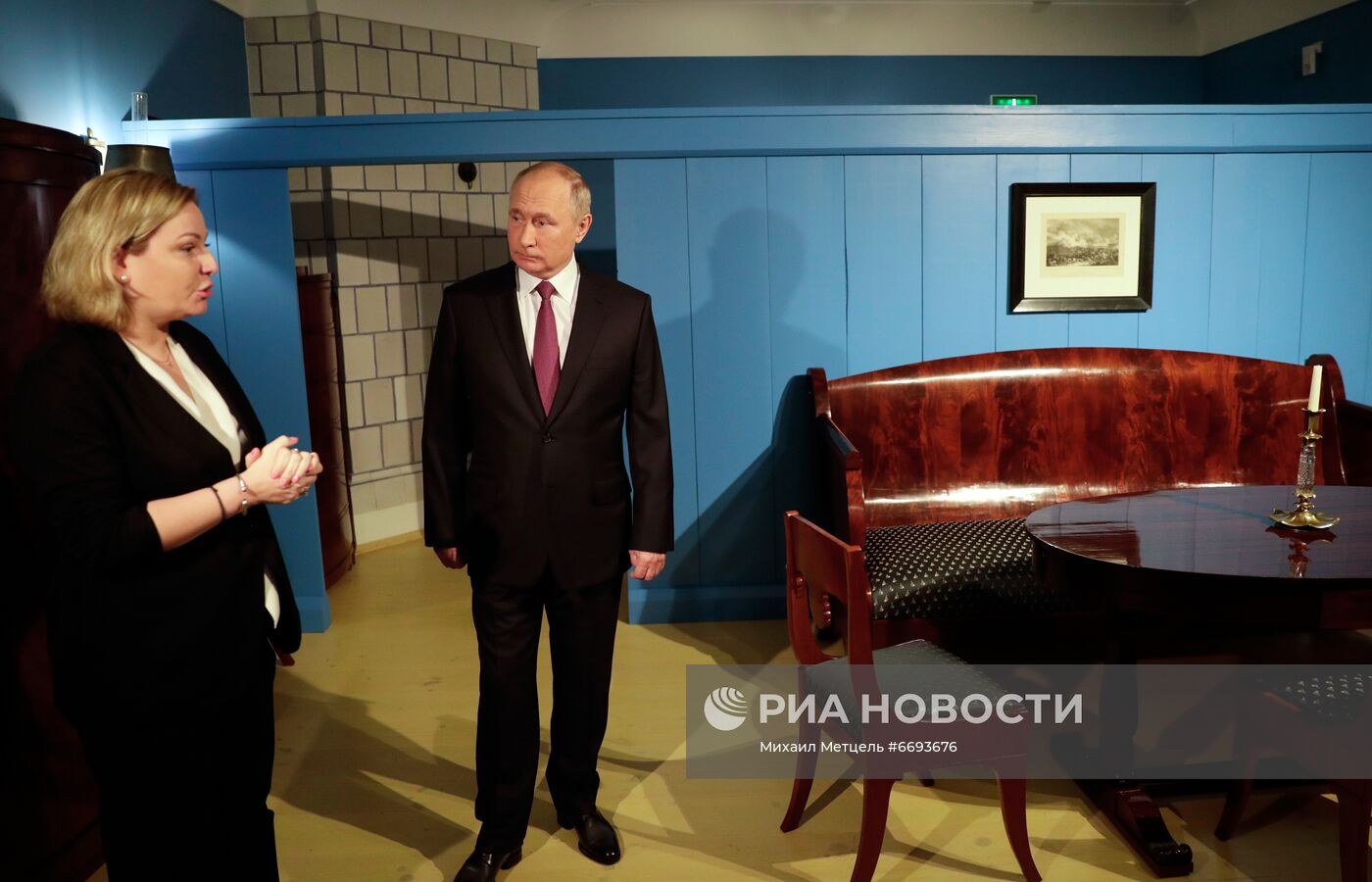 Президент РФ В. Путин посетил музейный центр "Московский дом Достоевского"