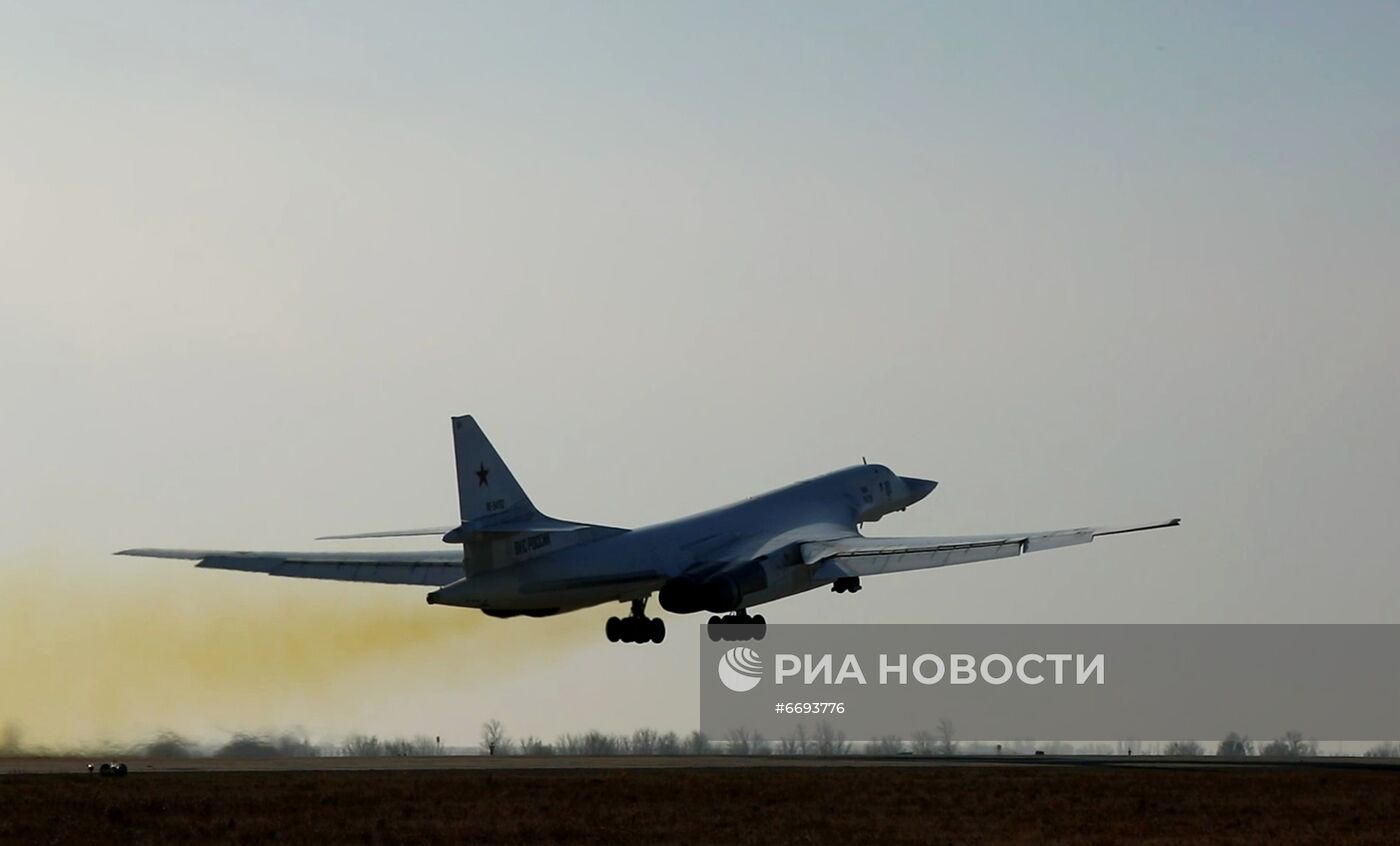 Российские Ту-160 провели патрулирование над Белоруссией   