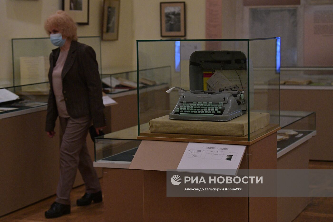 Презентация архива писателя В. Набокова в Пушкинском доме РАН в Санкт-Петербурге