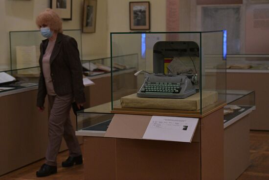 Презентация архива писателя В. Набокова в Пушкинском доме РАН в Санкт-Петербурге