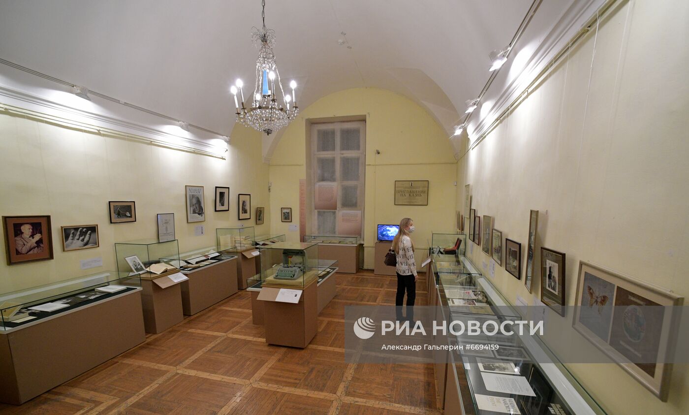 Презентация архива писателя В. Набокова в Пушкинском доме РАН в Санкт-Петербурге