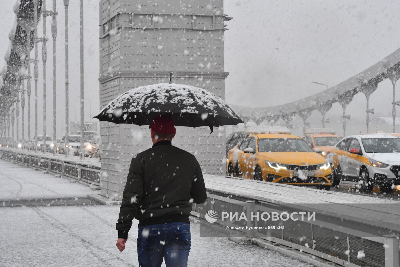 Мужчина идет по Крымскому мосту в Москве. Место: Россия, Москва. Автор: Алексей Куденко/РИА Новости. Снегопад в Москве